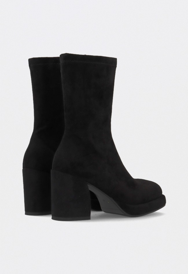 Botines negros de plataforma Noa Harmon 9821-06 con tacón ancho y diseño minimalista