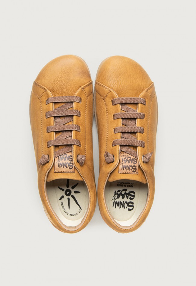 Zapatillas de piel engrasada mostaza Sunni Sabbi Oki 14 – confort ecológico y estilo urbano