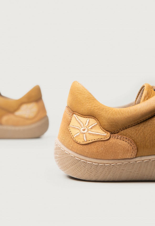 Zapatillas de piel engrasada mostaza Sunni Sabbi Oki 14 – confort ecológico y estilo urbano