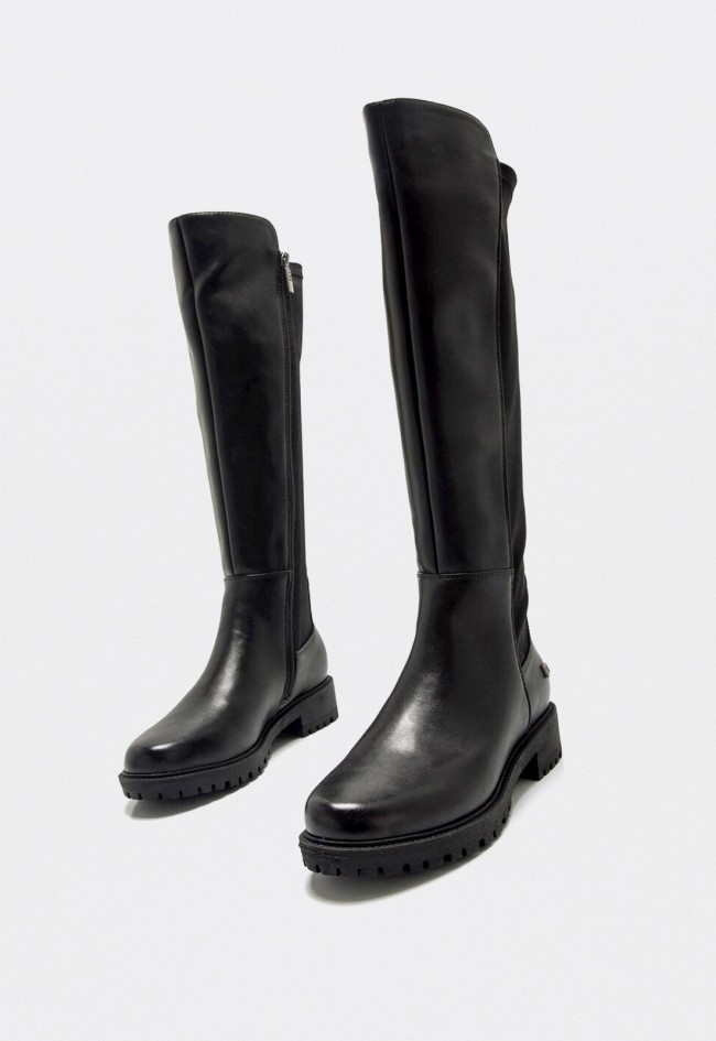 Bota alta de mujer Mustang Campa negra con caña elástica y suela dentada de estilo casual