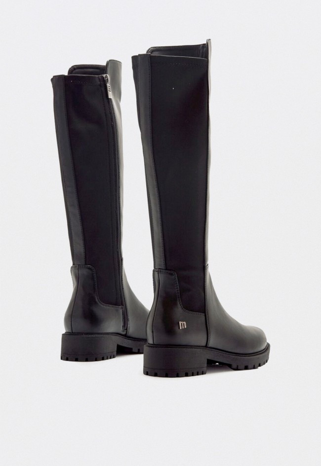 Bota alta de mujer Mustang Campa negra con caña elástica y suela dentada de estilo casual