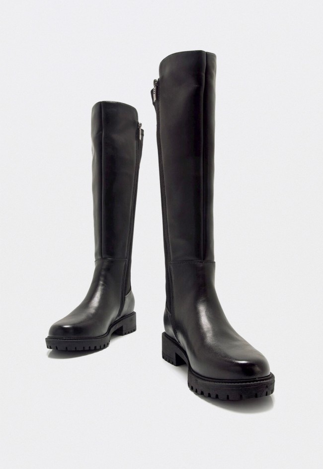 Bota alta de mujer Mustang Campa negra con caña elástica y suela dentada de estilo casual