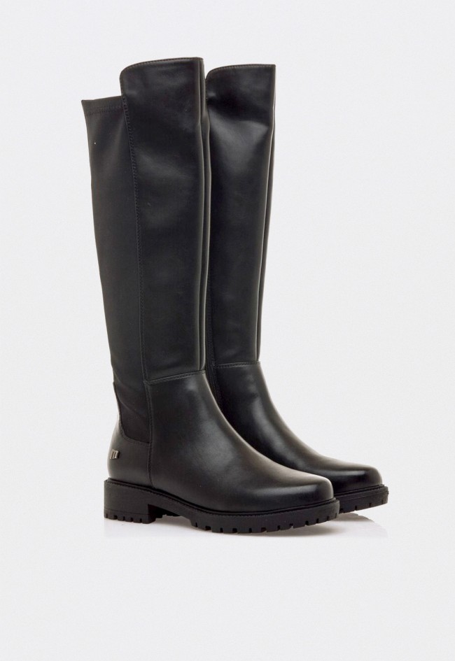Bota alta de mujer Mustang Campa negra con caña elástica y suela dentada de estilo casual