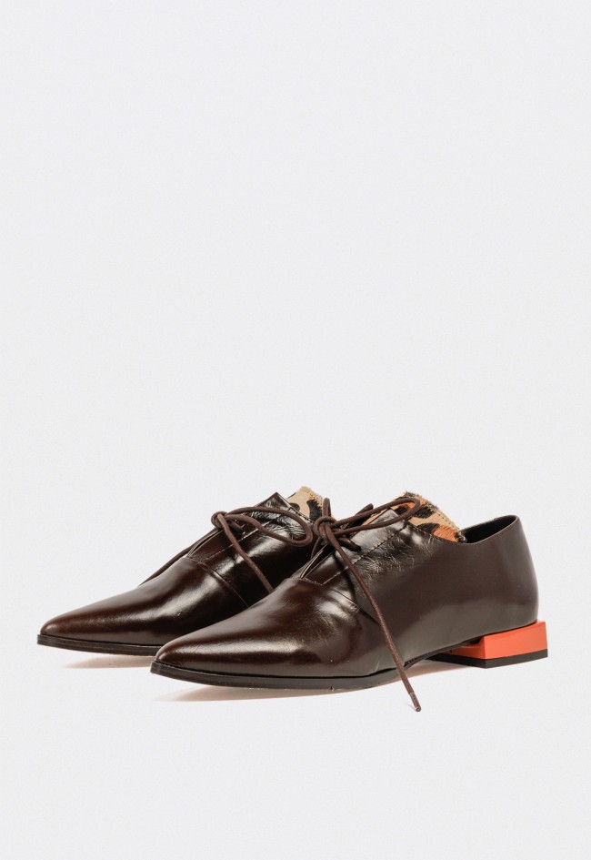 Zapato Oxford mujer GLO Katy en piel marrón con tacón geométrico y detalle animal print