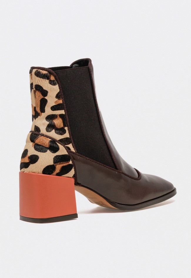 Botines mujer piel moka Glo niza con tacón geométrico y detalle animal print – Estilo sofisticado y atrevido