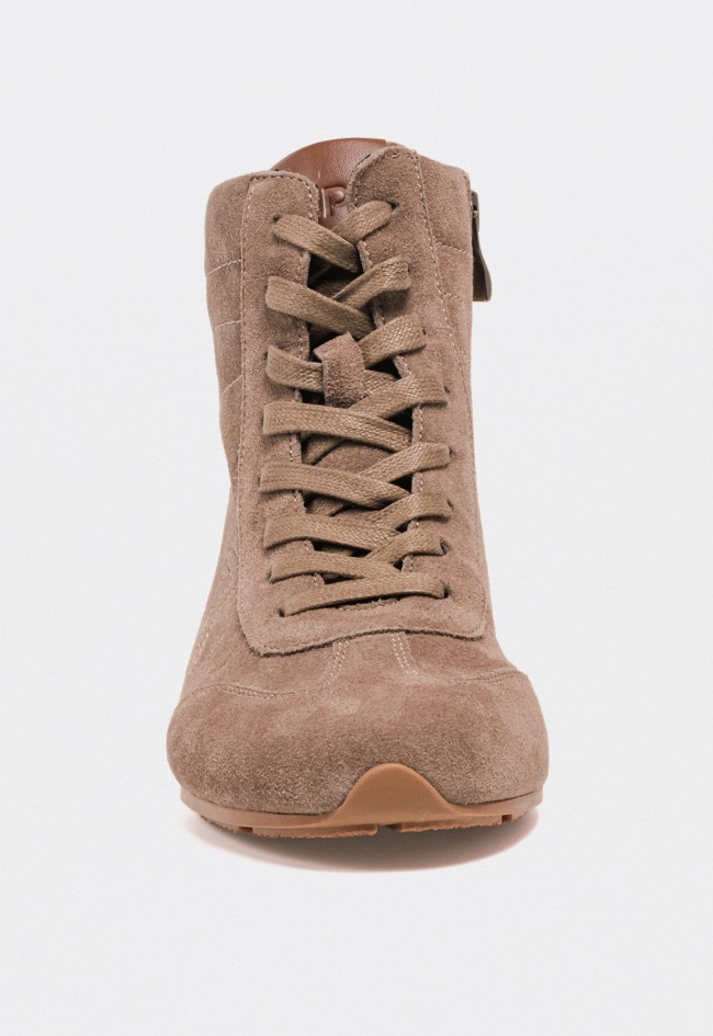 Zapatilla deportiva mujer TOP 3 ss704 corte alto retro vintage en piel serraje taupe – Estilo urbano con carácter atemporal