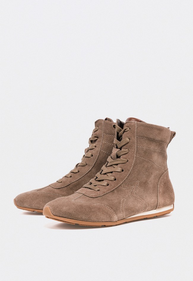 Zapatilla deportiva mujer TOP 3 ss704 corte alto retro vintage en piel serraje taupe – Estilo urbano con carácter atemporal