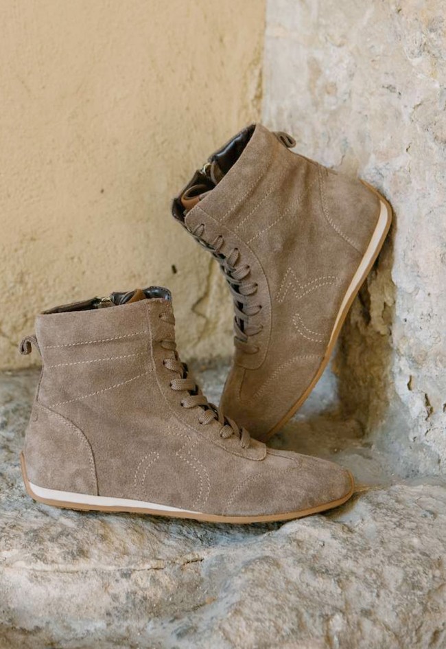 Zapatilla deportiva mujer TOP 3 ss704 corte alto retro vintage en piel serraje taupe – Estilo urbano con carácter atemporal