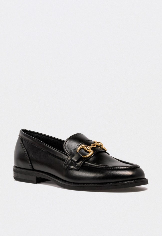 Mocasín de mujer VAS 1144 en piel negra con adorno metálico dorado – sofisticación y estilo