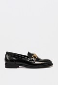 Mocasín de mujer VAS 1144 en piel negra con adorno metálico dorado – sofisticación y estilo