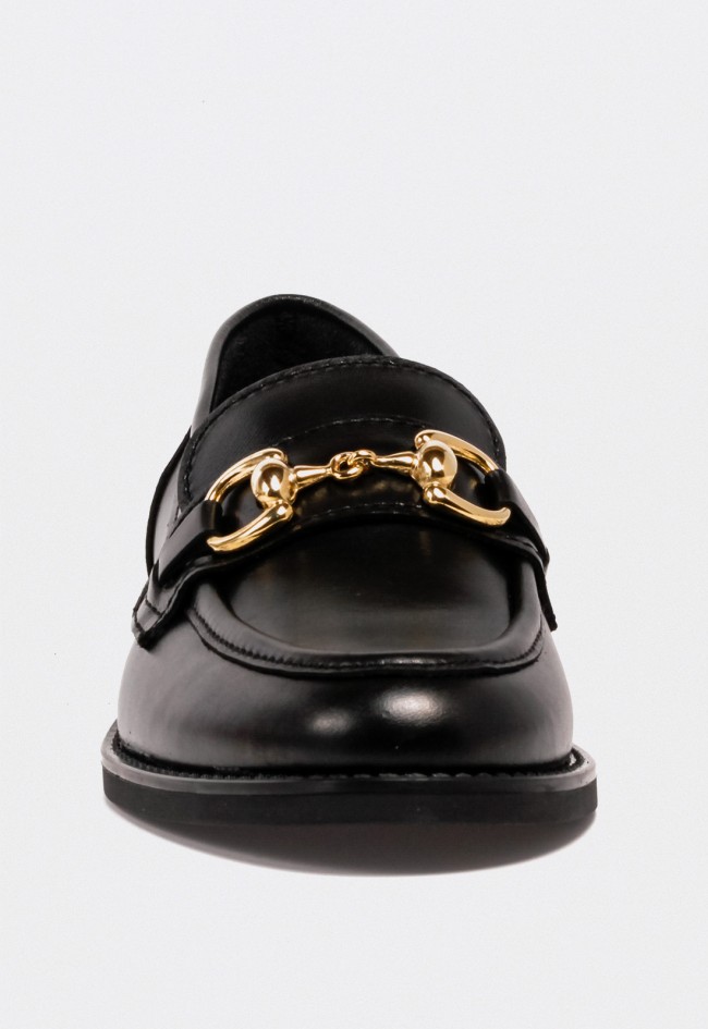 Mocasín de mujer VAS 1144 en piel negra con adorno metálico dorado – sofisticación y estilo