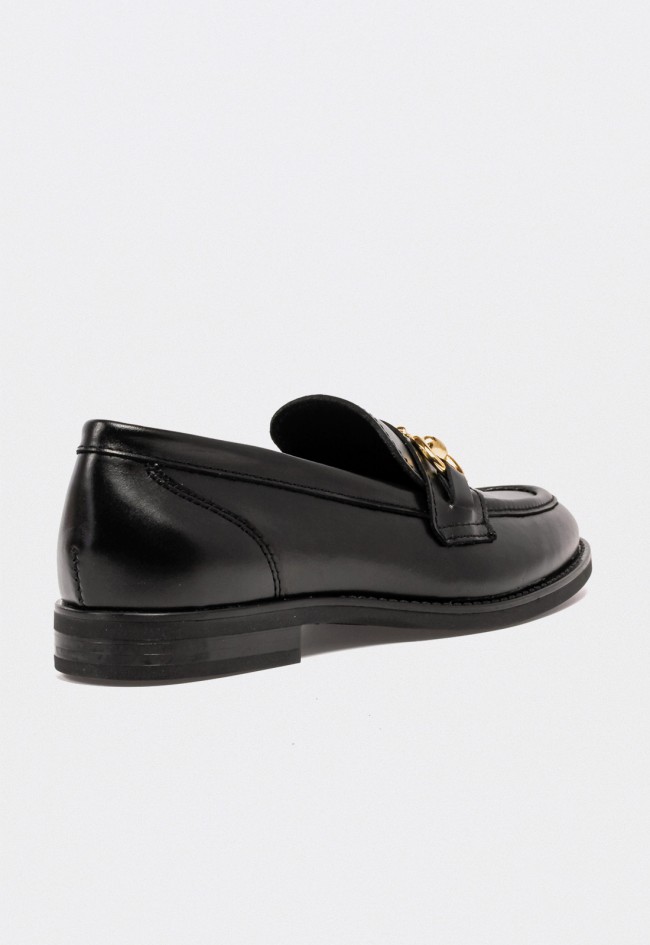 Mocasín de mujer VAS 1144 en piel negra con adorno metálico dorado – sofisticación y estilo