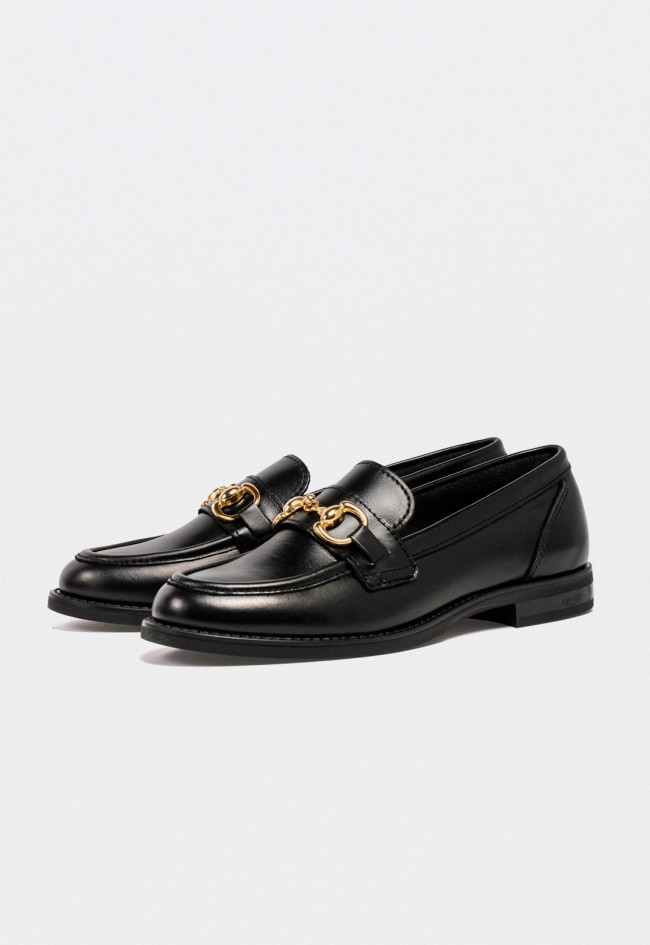 Mocasín de mujer VAS 1144 en piel negra con adorno metálico dorado – sofisticación y estilo