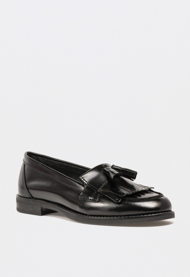 Mocasín de mujer VAS 1110 en piel negra con borlas – elegancia clásica renovada