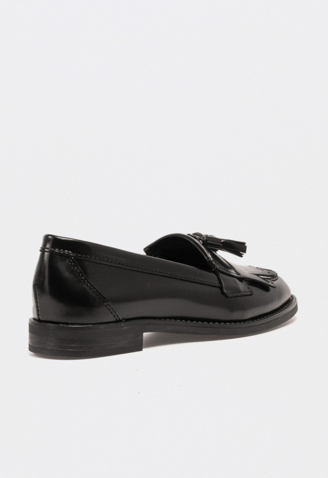 Mocasín de mujer VAS 1110 en piel negra con borlas – elegancia clásica renovada