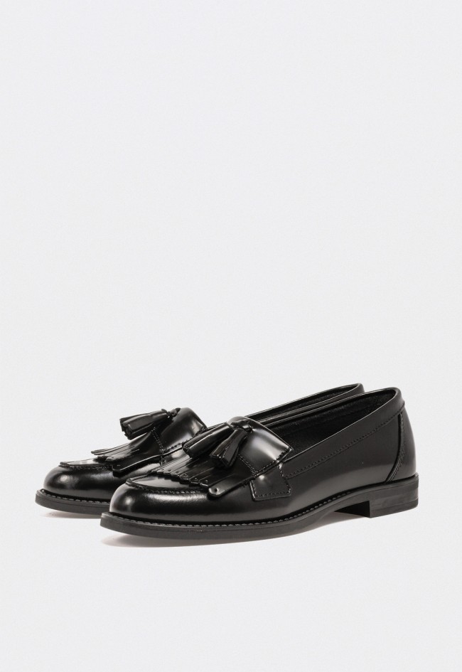 Mocasín de mujer VAS 1110 en piel negra con borlas – elegancia clásica renovada
