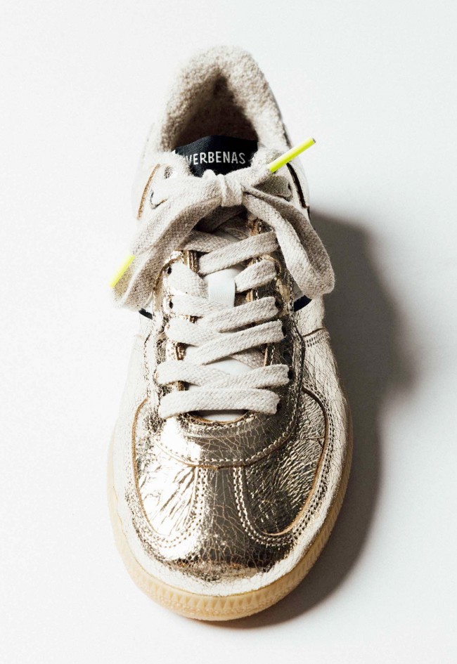 Sneaker Verbenas Sora Breck de mujer en piel metalizada oro con efecto craqueado – estilo retro fabricado en España