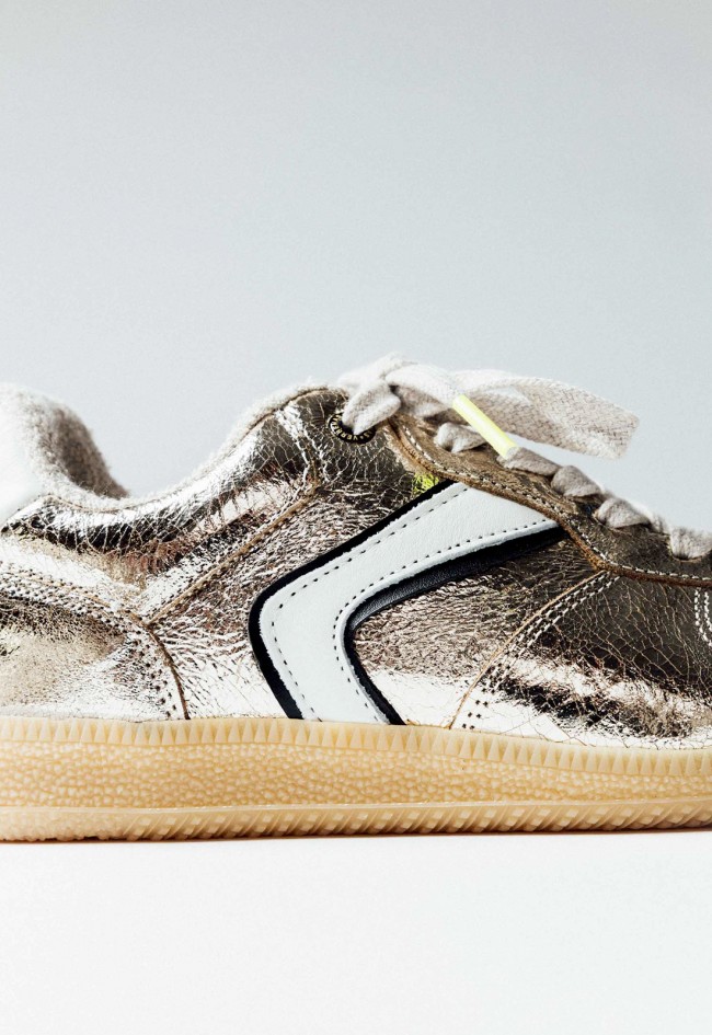 Sneaker Verbenas Sora Breck de mujer en piel metalizada oro con efecto craqueado – estilo retro fabricado en España