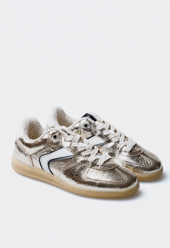 Sneaker Verbenas Sora Breck de mujer en piel metalizada oro con efecto craqueado – estilo retro fabricado en España