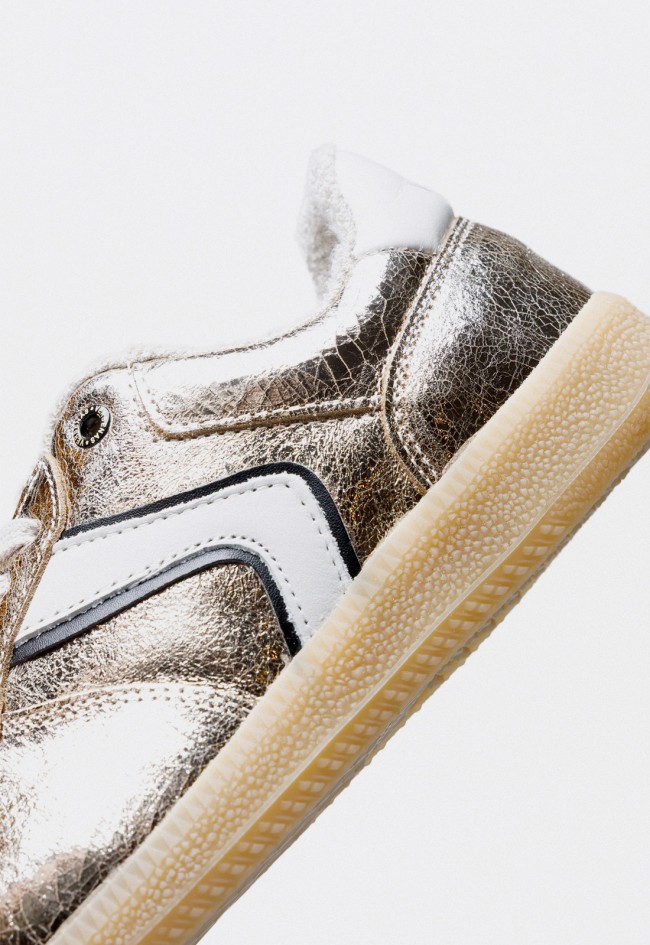 Sneaker Verbenas Sora Breck de mujer en piel metalizada oro con efecto craqueado – estilo retro fabricado en España