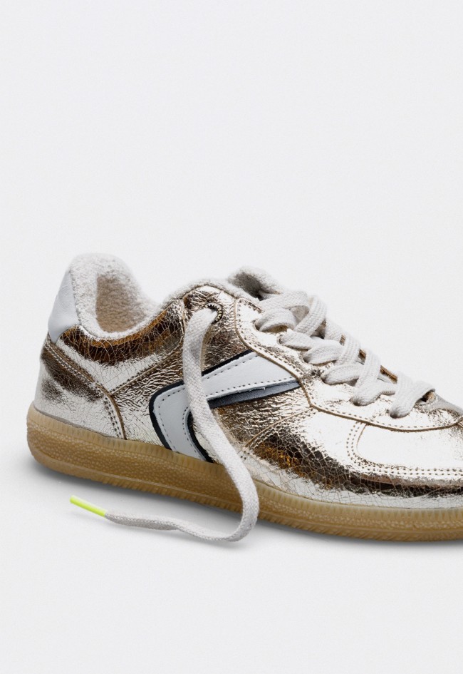 Sneaker Verbenas Sora Breck de mujer en piel metalizada oro con efecto craqueado – estilo retro fabricado en España
