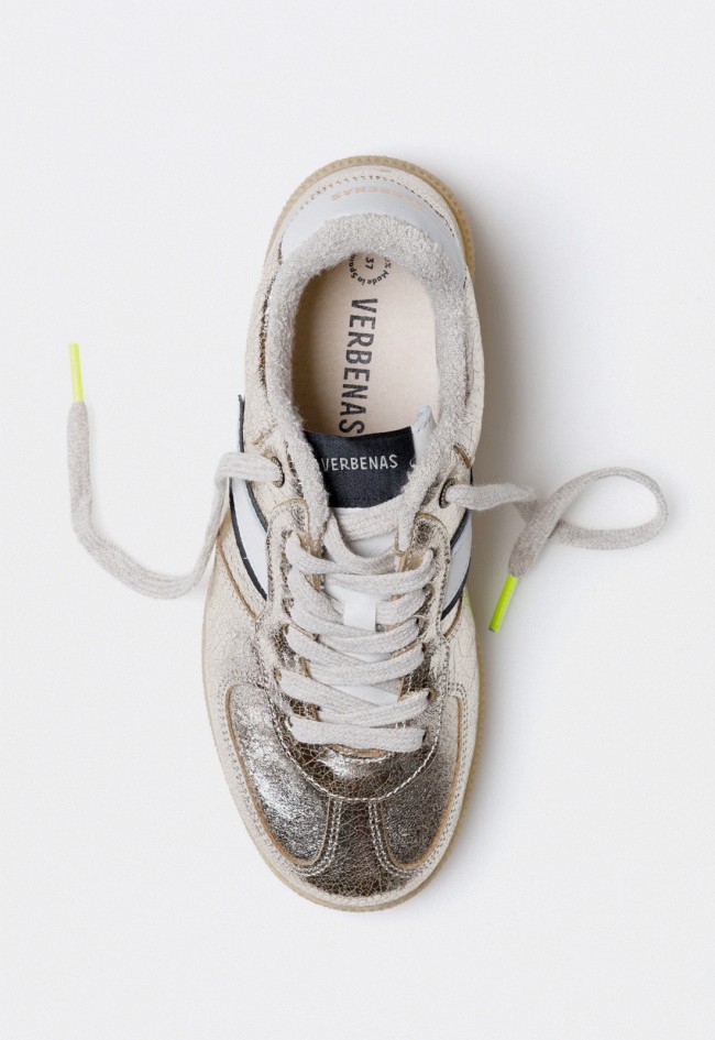 Sneaker Verbenas Sora Breck de mujer en piel metalizada oro con efecto craqueado – estilo retro fabricado en España
