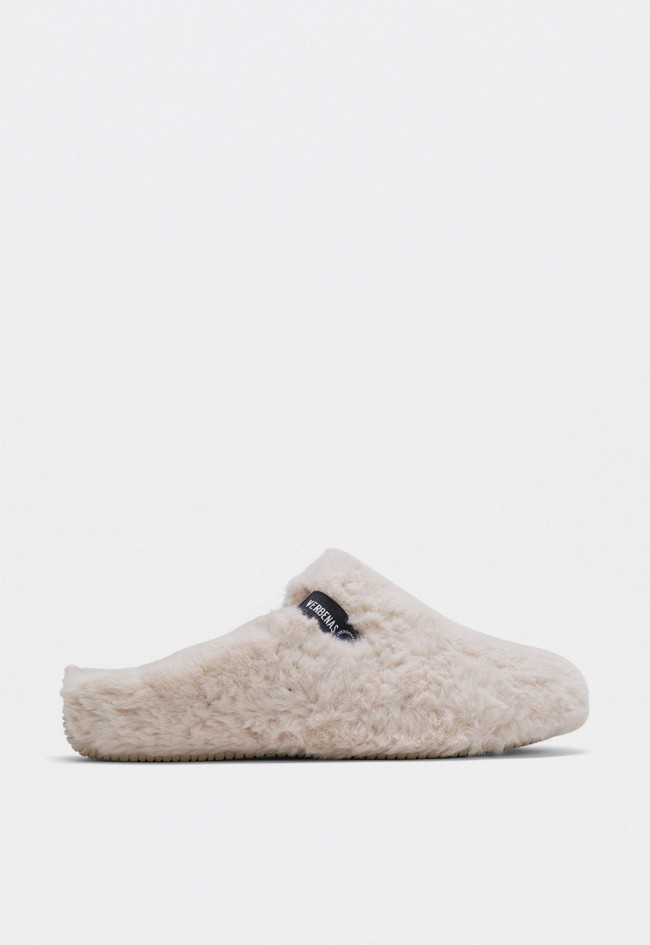 Zapatillas de casa Verbenas York Damara de mujer en color perla con pelo esponjoso – fabricadas en España