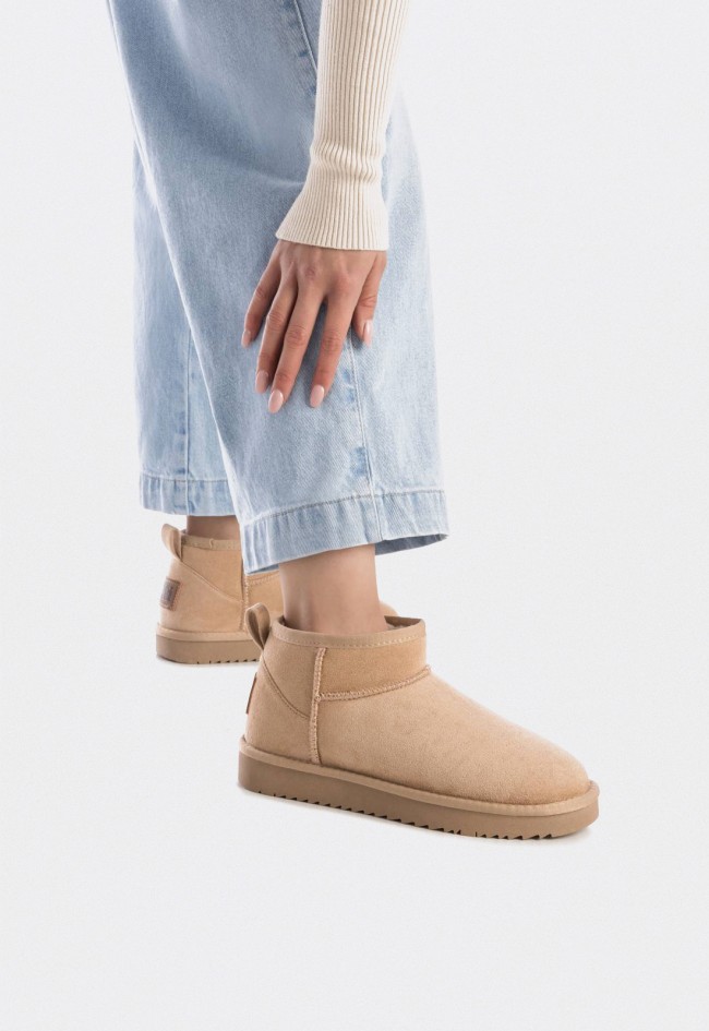 Botín australiano XTI 14444201 de mujer en antelina vegana camel con suela antideslizante