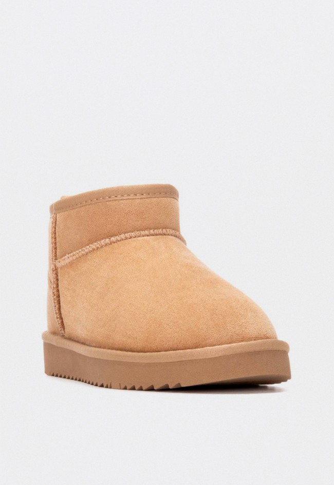 Botín australiano XTI 14444201 de mujer en antelina vegana camel con suela antideslizante