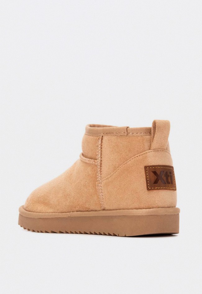 Botín australiano XTI 14444201 de mujer en antelina vegana camel con suela antideslizante