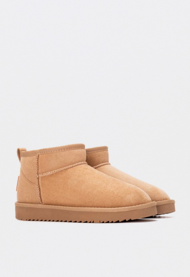 Botín australiano XTI 14444201 de mujer en antelina vegana camel con suela antideslizante