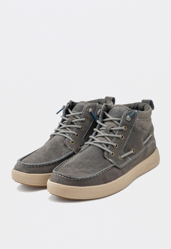 Botín hombre Natural World Cerler en serraje hidrofugado gris con suela ligera sostenible