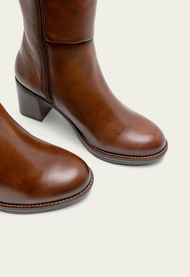 Botas de mujer Porronet Rita en piel color cuero – diseño español con tacón elegante y confort