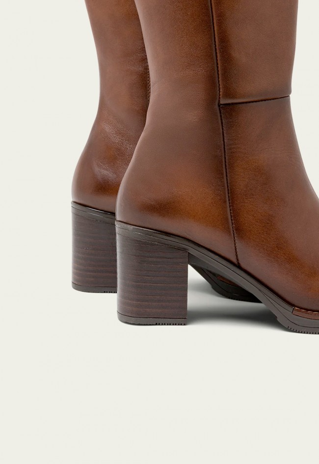 Botas de mujer Porronet Rita en piel color cuero – diseño español con tacón elegante y confort
