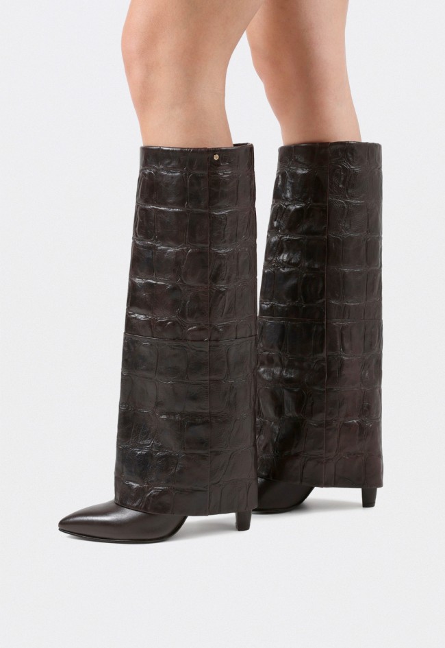 Bota alta cowboy con polaina Bronx JAD-EY de mujer en piel marrón con efecto cocodrilo y tacón