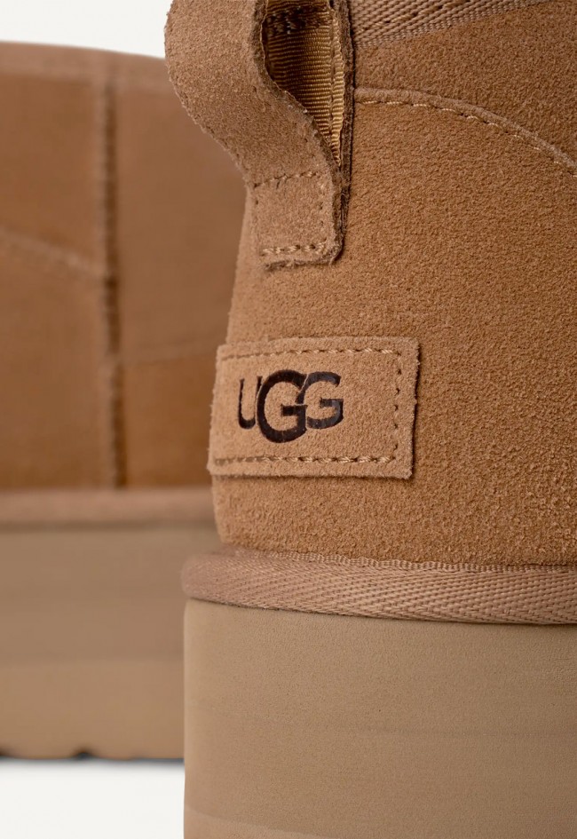 Botín australiano de mujer UGG Classic Ultra Mini Platform en ante color chestnut