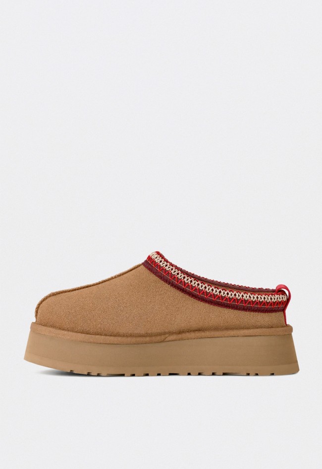 Zueco zapatillas de casa UGG Tazz II mujer de ante camel con plataforma trenzada y forro de piel de oveja