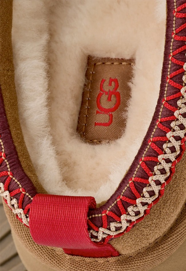 Zueco zapatillas de casa UGG Tazz II mujer de ante camel con plataforma trenzada y forro de piel de oveja