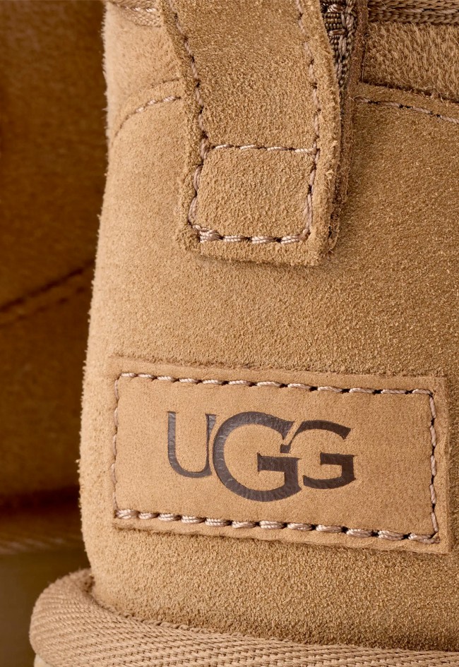 UGG Classic Ultra Mini Mujer – Botas de piel de oveja con caña baja en color taupe