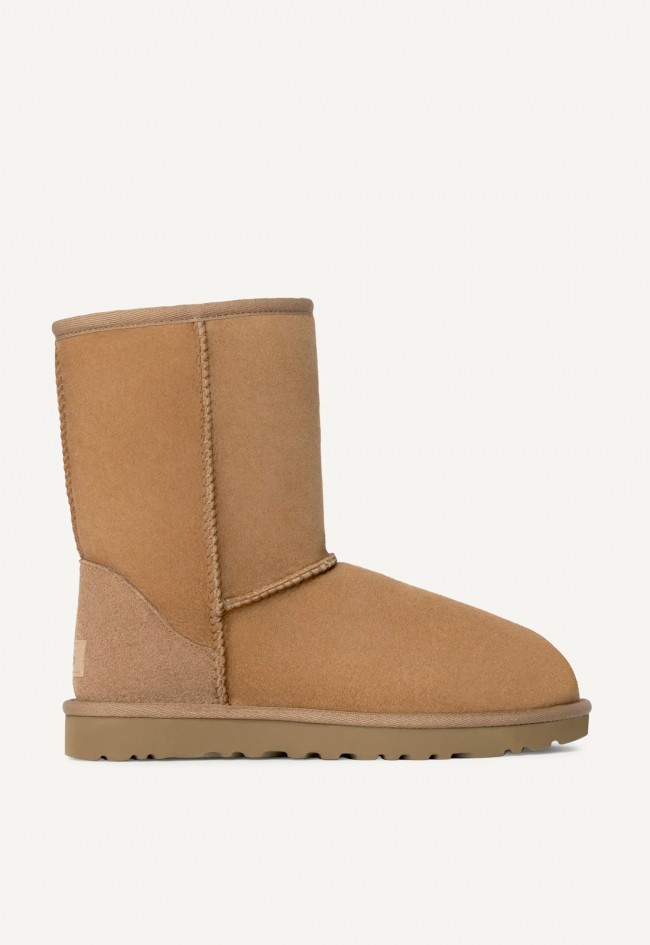 UGG Classic Short II Mujer – Botas de piel de oveja impermeables en color Chestnut