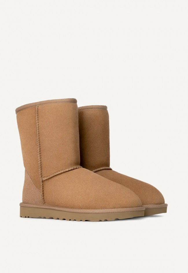 UGG Classic Short II Mujer – Botas de piel de oveja impermeables en color Chestnut