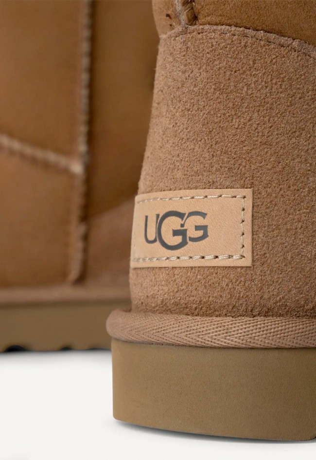 UGG Classic Short II Mujer – Botas de piel de oveja impermeables en color Chestnut