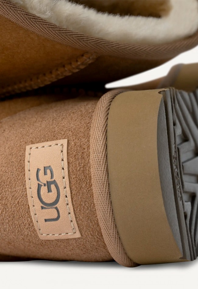 UGG Classic Short II Mujer – Botas de piel de oveja impermeables en color Chestnut