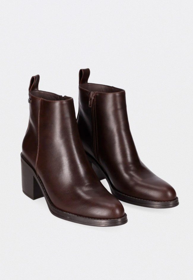 Botines de mujer Chika10 Georgia 06 en piel vegana marrón con tacón bloque elegante
