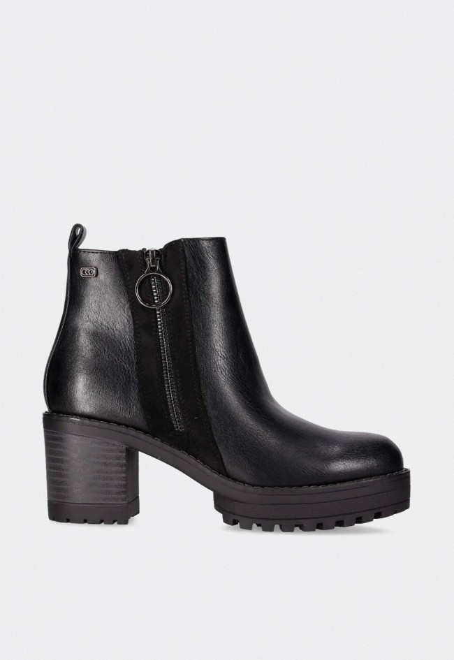 Botines de mujer Chika10 Pilar 28 en piel vegana negra con plataforma y estilo moderno