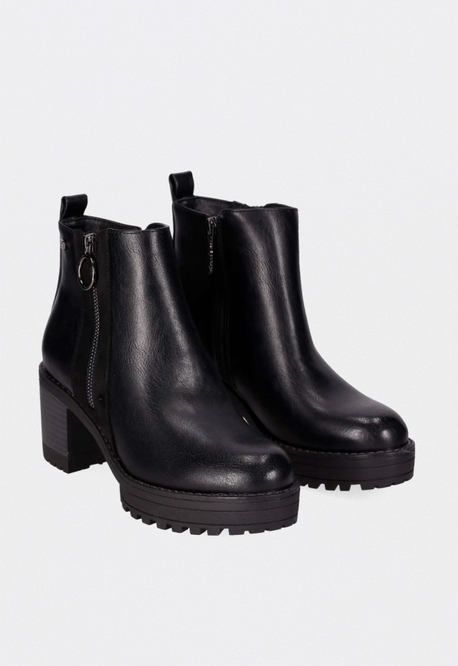 Botines de mujer Chika10 Pilar 28 en piel vegana negra con plataforma y estilo moderno