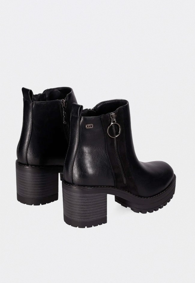 Botines de mujer Chika10 Pilar 28 en piel vegana negra con plataforma y estilo moderno