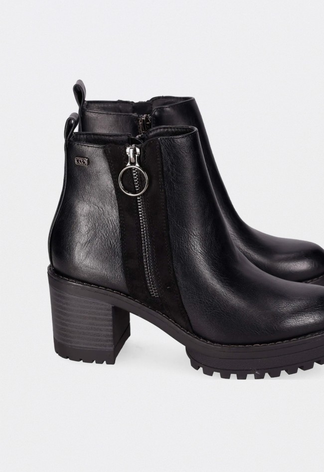 Botines de mujer Chika10 Pilar 28 en piel vegana negra con plataforma y estilo moderno