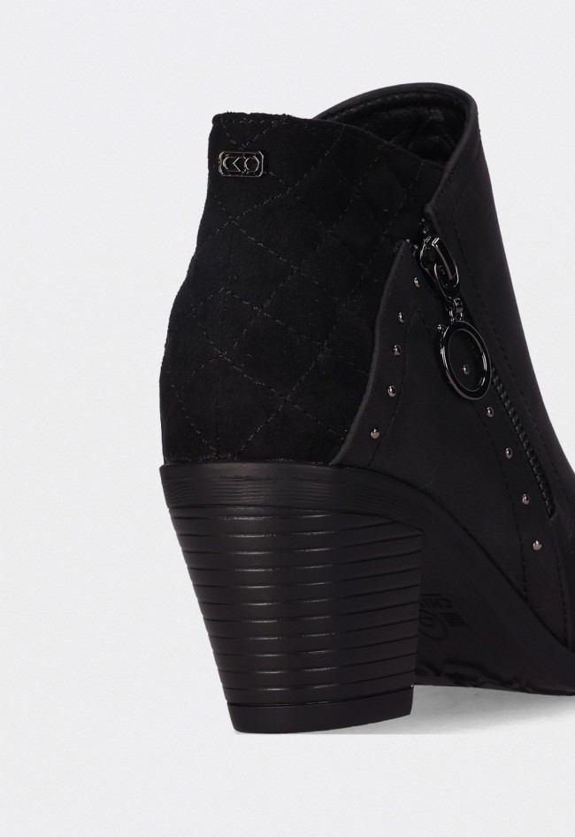 Botines de mujer Chika10 Kurazo 40 en piel vegana negra con diseño elegante y detalles modernos