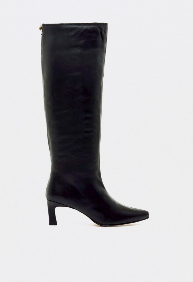 Botas altas de mujer Mustang Gala en piel negra con tacón elegante y caña recta